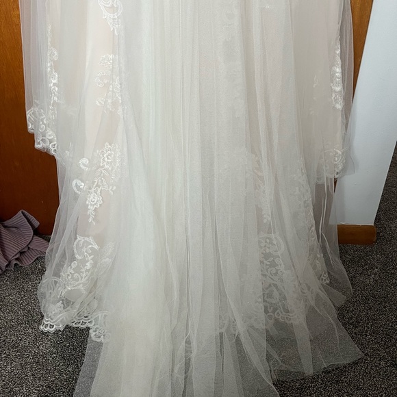 A brand new  ivory blush withoverlay Stella York wedding dress size 14 - Picture 3 of 12